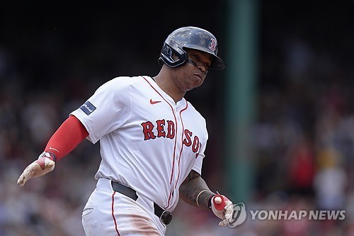 다저스는 최근 보스턴 3루수 데버스 영입에 관심을 표현했다. 보스턴 생활에 불만을 느끼고 있는 그가 실제 유니폼을 갈아입을지 많은 관심이 쏠리고 있다. 연합뉴스 AP