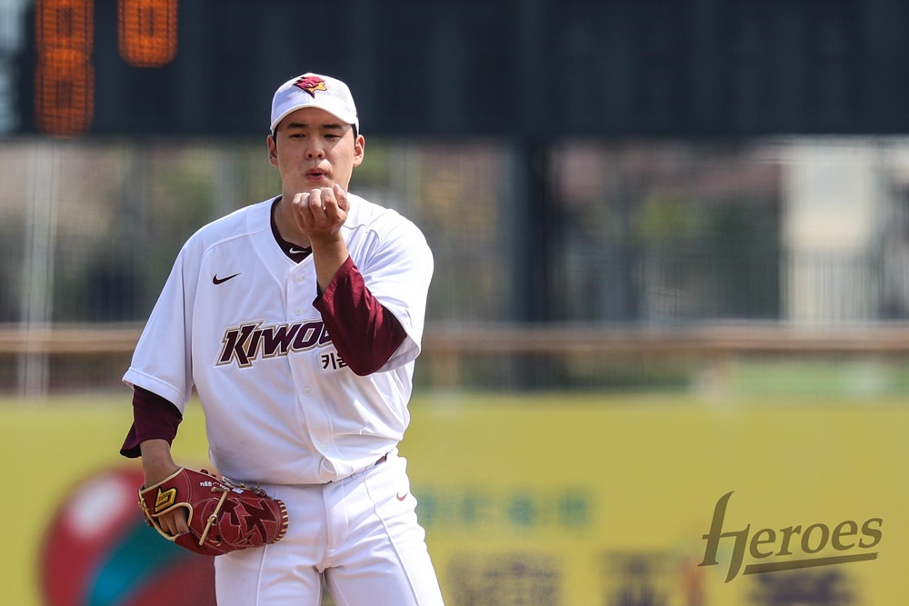 키움 투수 정현우는 23일 중신전에서 2이닝 무실점으로 활약했다. 패스트볼 최고 구속은 147㎞를 기록하는 등 서서히 프로 무대에 녹아들고 있다. 키움 히어로즈