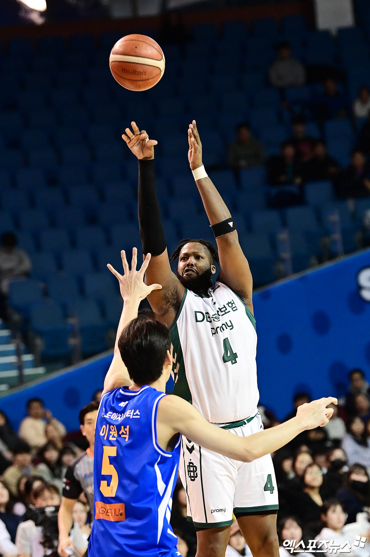 DB 외국인 선수 카터(사진, 4번)는 부정맥 시술을 받은 오누아쿠 대체 선수로 DB에 복귀했다. 팀을 떠난 지 한 달도 되지 않아 다시 한 번 DB 유니폼을 입는다. 엑스포츠뉴스 DB