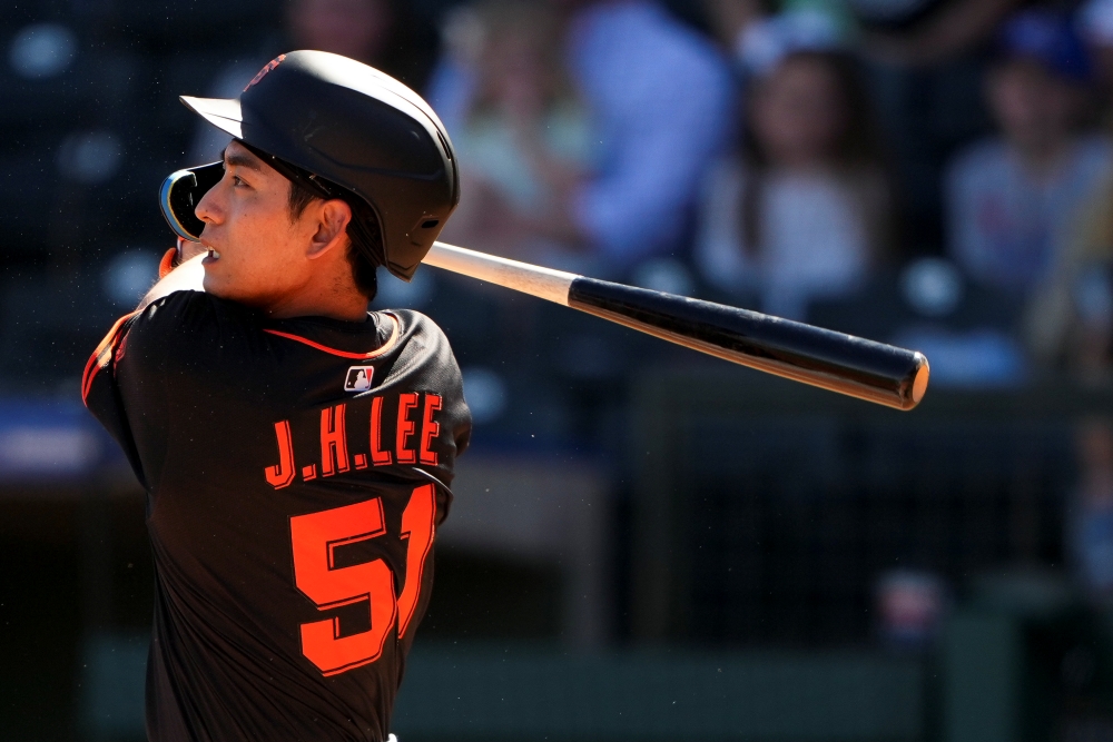 샌프란시스코 자이언츠 외야수 이정후가 25일 콜로라도 로키스를 상대로 올해 시범경기 첫 홈런포를 가동한 가운데, 일본 현지에서도 이정후의 행보를 주목하고 있다. AP 연합뉴스