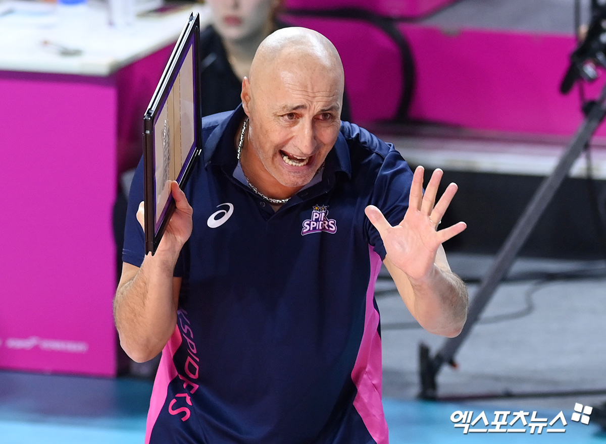 2일 오후 인천 부평구 삼산월드체육관에서 열린 ‘도드람 2024-2025 V-리그’ 흥국생명과 정관장의 경기, 흥국생명 아본단자 감독이 작전을 지시하고 있다. 엑스포츠뉴스 DB