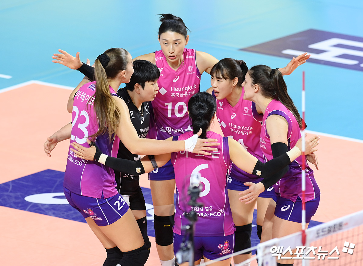 2일 오후 인천 부평구 삼산월드체육관에서 열린 ‘도드람 2024-2025 V-리그’ 흥국생명과 정관장의 경기, 흥국생명 선수들이 득점한 뒤 기뻐하고 있다. 엑스포츠뉴스 DB