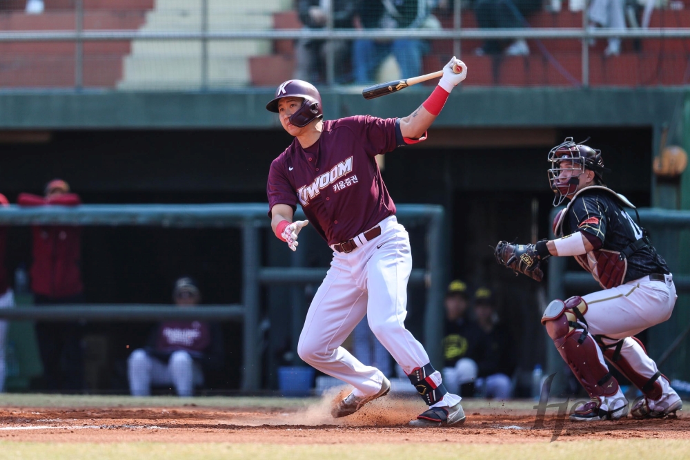 키움 히어로즈 외야수 김동엽이 25일 대만 핑동 야구장에서 열린 대만프로야구 중신 브라더스와의 연습경기에 7번 지명타자로 선발 출전해 3타수 2안타 1타점 1득점으로 활약하면서 팀 내에서 유일하게 멀티히트를 달성했다. 키움 히어로즈