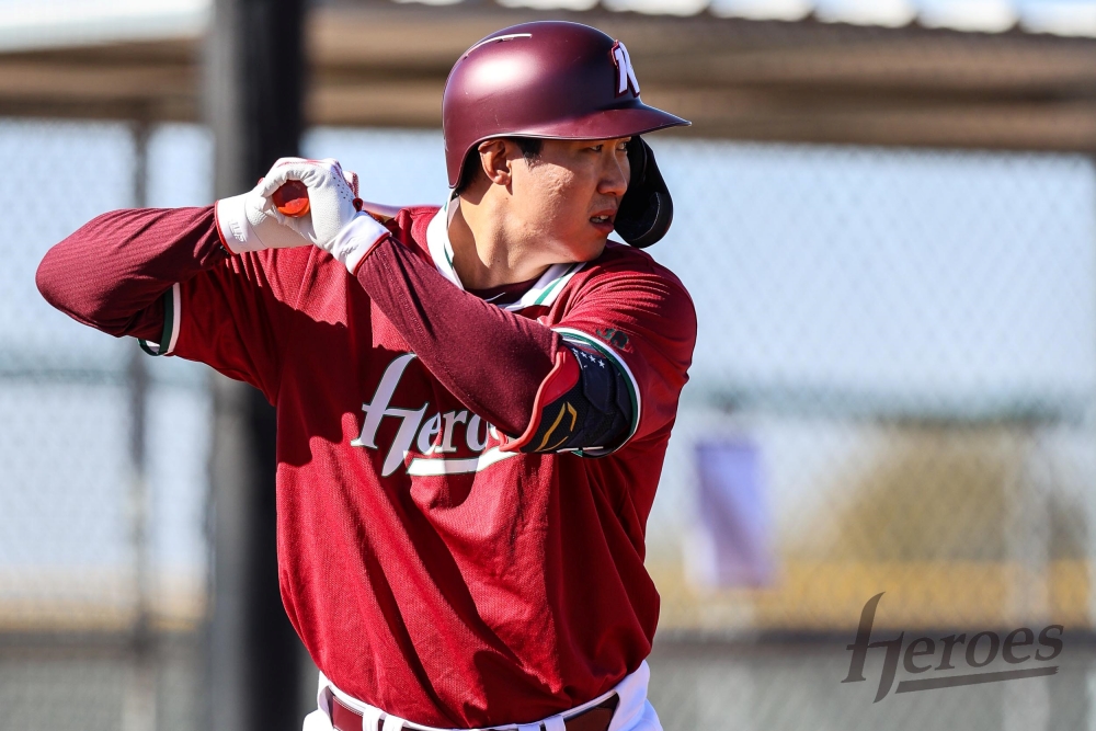 키움 히어로즈 외야수 김동엽이 25일 대만 핑동 야구장에서 열린 대만프로야구 중신 브라더스와의 연습경기에 7번 지명타자로 선발 출전해 3타수 2안타 1타점 1득점으로 활약하면서 팀 내에서 유일하게 멀티히트를 달성했다. 키움 히어로즈