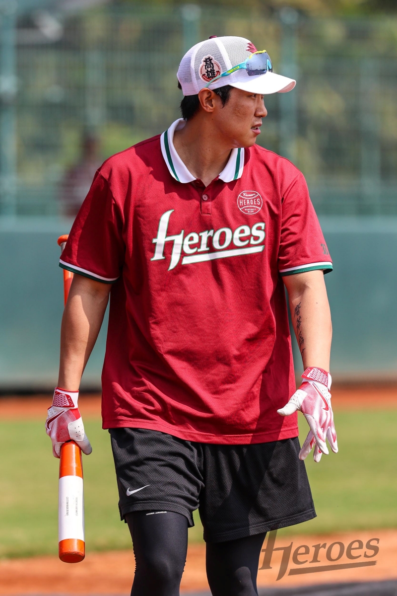 키움 히어로즈 외야수 김동엽이 25일 대만 핑동 야구장에서 열린 대만프로야구 중신 브라더스와의 연습경기에 7번 지명타자로 선발 출전해 3타수 2안타 1타점 1득점으로 활약하면서 팀 내에서 유일하게 멀티히트를 달성했다. 키움 히어로즈