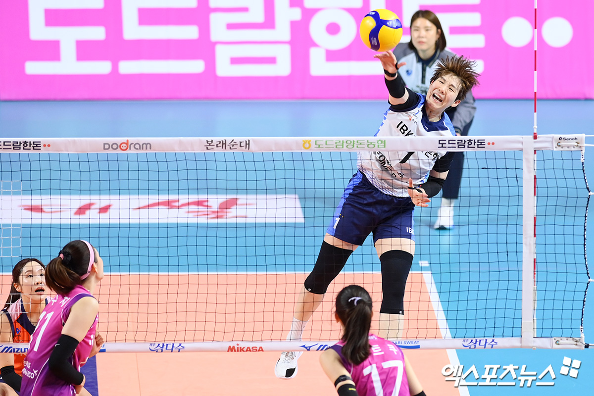 25일 오후 인천 부평구 삼산월드체육관에서 열린 ‘도드람 2024-2025 V-리그’ 흥국생명과 IBK기업은행의 경기, 기업은행 이소영이 공격을 시도하고 있다. 인천, 고아라 기자