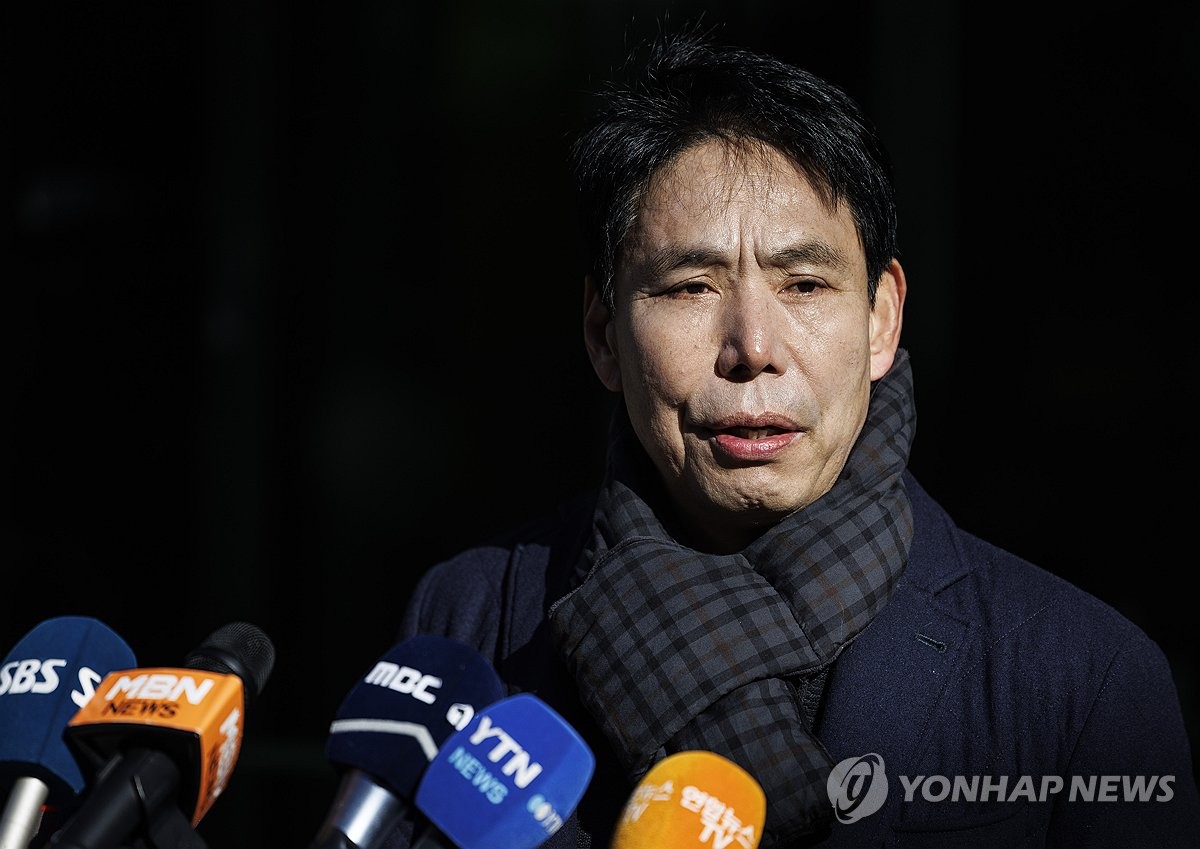 제55대 대한축구협회장 선거는 26일 오후 1시부터 서울 신문로 축구회관에서 진행된다. 1차투표에서 총유효투표수의 과반 이상을 차지하는 후보가 나올 경우 해당 후보가 당선된다. 과반을 얻는 후보가 나오지 않을 경우엔 1~2위 후보가 2차투표에 올라 많은 득표를 기록한 후보가 당선된다. 신문선 후보는 '축구계에 빚진 게 없어 제대로 된 개혁을 할 수 있다'며 '돈 벌어오는 회장이 되겠다'고 약속했다. 연합뉴스