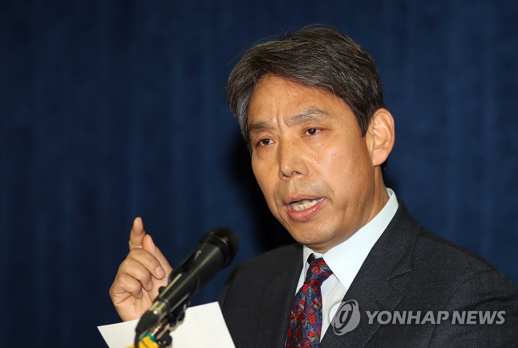 제55대 대한축구협회장 선거는 26일 오후 1시부터 서울 신문로 축구회관에서 진행된다. 1차투표에서 총유효투표수의 과반 이상을 차지하는 후보가 나올 경우 해당 후보가 당선된다. 과반을 얻는 후보가 나오지 않을 경우엔 1~2위 후보가 2차투표에 올라 많은 득표를 기록한 후보가 당선된다. 신문선 후보는 '축구계에 빚진 게 없어 제대로 된 개혁을 할 수 있다'며 '돈 벌어오는 회장이 되겠다'고 약속했다. 연합뉴스