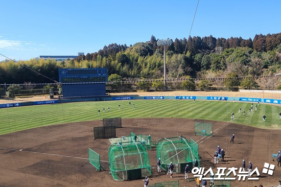 롯데 자이언츠와 소프트뱅크 호크스의 구춘대회 첫 경기가 열리는 아이비구장. 미야자키, 김근한 기자