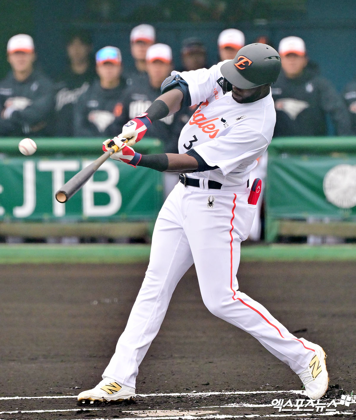 23일 오후 일본 오키나와 이토만 니시자키 야구장에서 열린 한화 이글스와 지바 롯데 마린스의 연습경기, 1회초 1사 한화 플로리얼이 타격을 하고 있다. 일본 오키나와, 김한준 기자