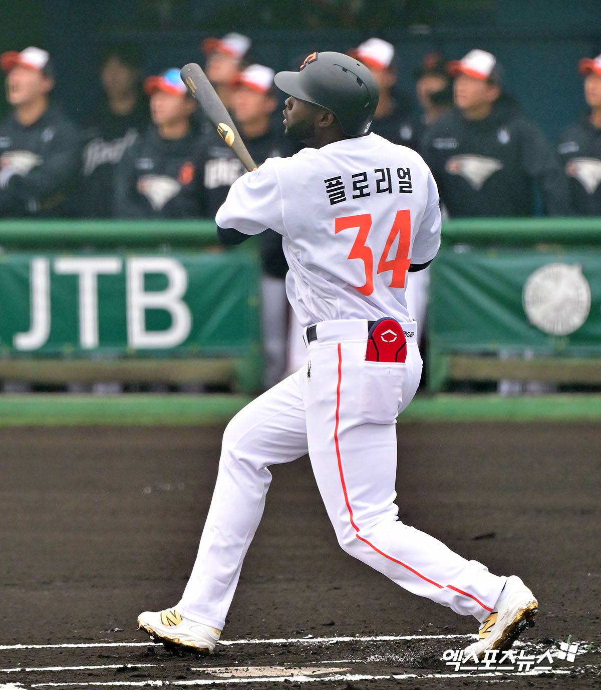 23일 오후 일본 오키나와 이토만 니시자키 야구장에서 열린 한화 이글스와 지바 롯데 마린스의 연습경기, 1회초 1사 한화 플로리얼이 타격을 하고 있다. 일본 오키나와, 김한준 기자