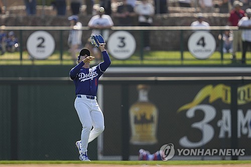 LA 다저스 김혜성이 미국 메이저리그 시범경기에 출전해 수비하고 있다. AP/연합뉴스