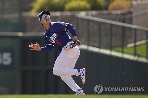 LA 다저스 김혜성이 미국 메이저리그 시범경기에 출전해 수비하고 있다. AP/연합뉴스
