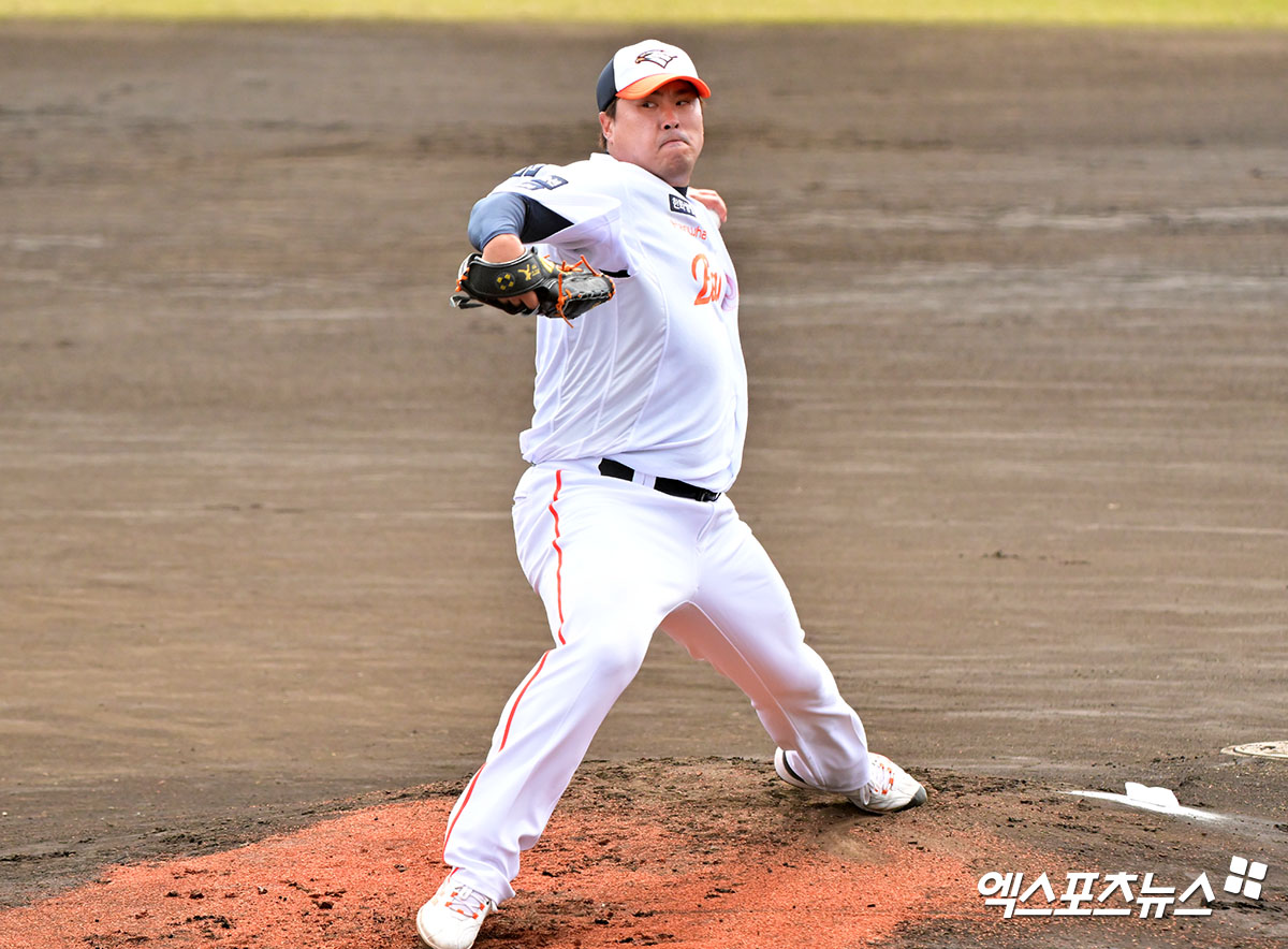 26일 오후 일본 오키나와 고친다 구장에서 열린 KT 위즈와 한화 이글스의 연습경기, 1회초 한화 선발투수 류현진이 공을 힘차게 던지고 있다. 일본 오키나와, 김한준 기자