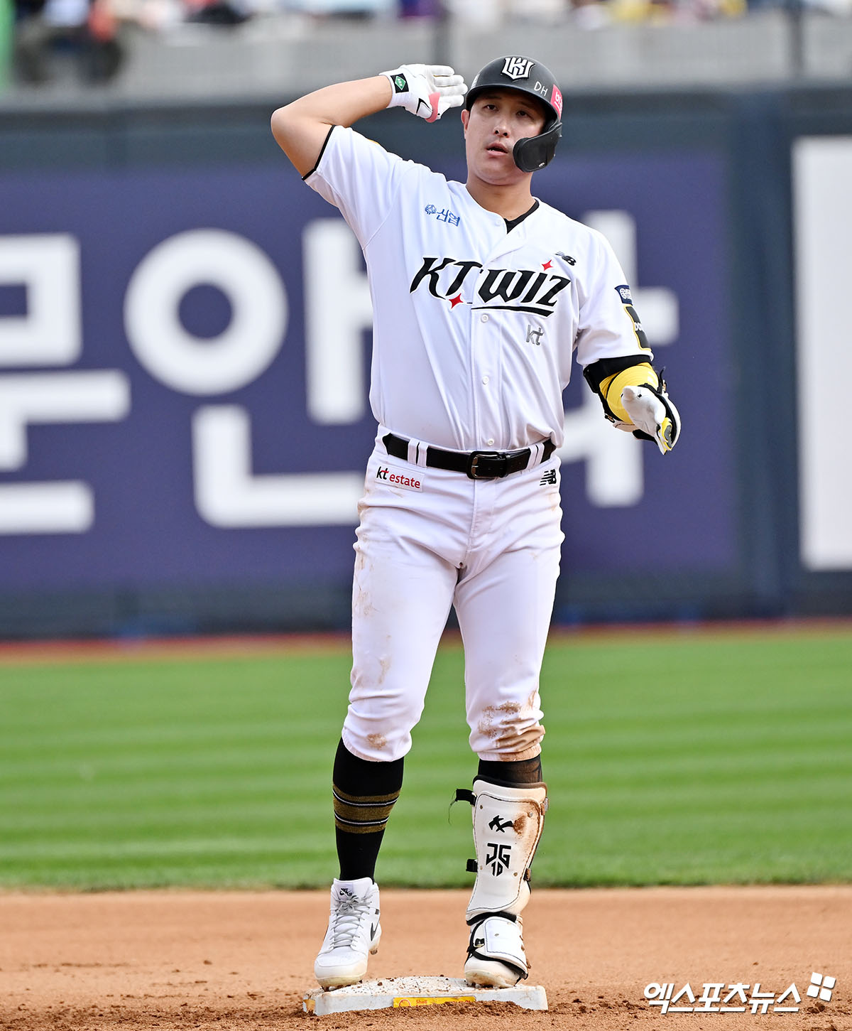 KT 위즈 황재균이 지난해 정규시즌 경기 도중 세리머니하고 있다. 엑스포츠뉴스 DB