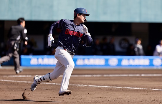 롯데 자이언츠가 26일 일본 미야자키 아이비구장에서 소프트뱅크 호크스를 꺾고 구춘대회 첫 승을 거뒀다. 롯데 자이언츠