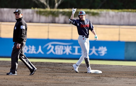 롯데 자이언츠가 26일 일본 미야자키 아이비구장에서 소프트뱅크 호크스를 꺾고 구춘대회 첫 승을 거뒀다. 롯데 자이언츠