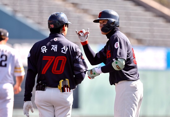 롯데 자이언츠가 26일 일본 미야자키 아이비구장에서 소프트뱅크 호크스를 꺾고 구춘대회 첫 승을 거뒀다. 롯데 자이언츠