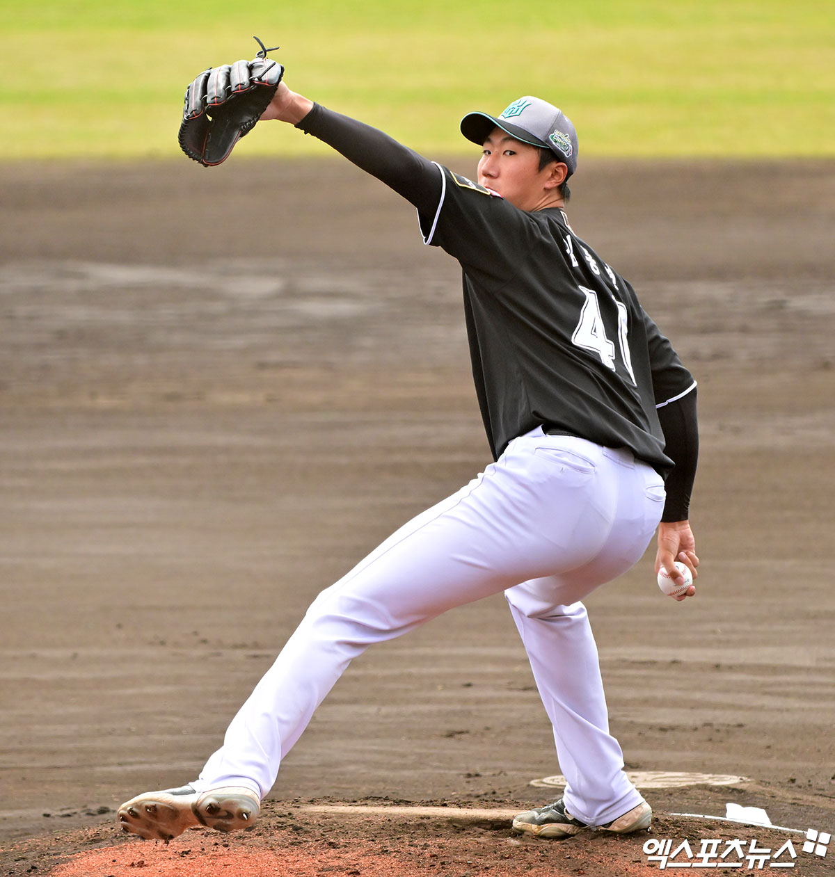 KT 위즈 신인 투수 김동현이 26일 일본 오키나와 고친다 구장에서 열린 스프링캠프 한화 이글스와의 연습경기에 선발 등판해 역투하고 있다. 일본 오키나와, 김한준 기자
