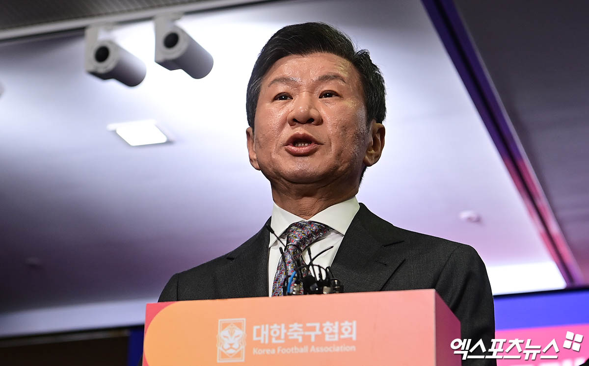 유승민 대한체육회장 회장은 5일 국회 본관 문화체육관광위원회 회의실에서 열린 문체부 전체 회의에 참석해 취임 인사를 했다. 이날 유 회장은 4선에 성공한 정몽규 대한축구협회장에 대해 문체부나 체육회 차원의 조처를 묻는 질의에 대해 이의 제기가 없으면 결격 사유가 없는 것으로 판단하고 인준을 해야하는 것이 규정이라고 밝혔다. 그러나 의원들이 문제를 제기하자 인준 보류에 대해 면밀히 검토하겠다고 말했다. 엑스포츠뉴스DB