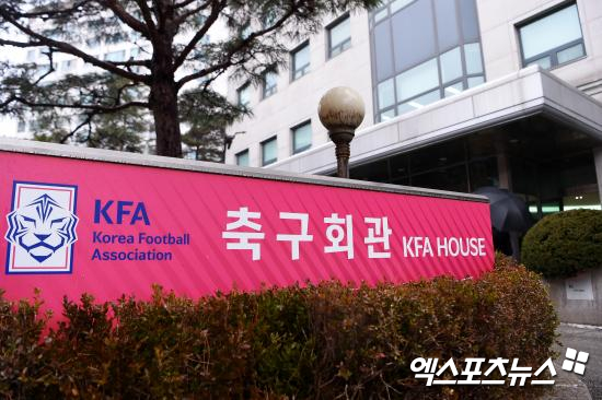 정몽규 후보가 대한축구협회장 4연임에 성공했다. 정 후보는 26일 서울 종로구 신문로 축구회관에서 열린 제55대 대한축구협회장 선거에서 총유효투표 182표 중 156표를 얻어 1차 투표에서 이겼다. 득표율이 85.7%에 달한다. 정 후보는 이로써 지난 2013년 경선으로 이뤄진 첫 선거에서 당선된 뒤 단독 후보로 출마했던 2017년과 2021년을 거쳐 이번 선거까지 대한축구협회장 4연임을 이루게 됐다. 신문로, 박지영 기자