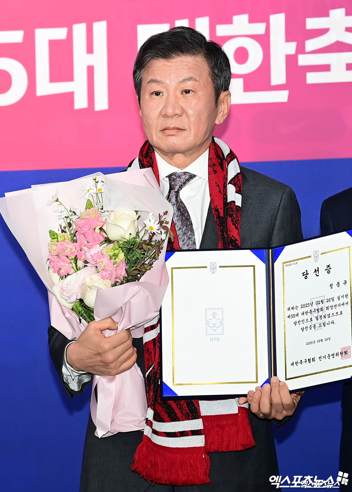 정몽규 후보가 대한축구협회장 4연임에 성공했다. 정 후보는 26일 서울 종로구 신문로 축구회관에서 열린 제55대 대한축구협회장 선거에서 총유효투표 182표 중 156표를 얻어 1차 투표에서 이겼다. 득표율이 85.7%에 달한다. 정 후보는 이로써 지난 2013년 경선으로 이뤄진 첫 선거에서 당선된 뒤 단독 후보로 출마했던 2017년과 2021년을 거쳐 이번 선거까지 대한축구협회장 4연임을 이루게 됐다. 신문로, 박지영 기자