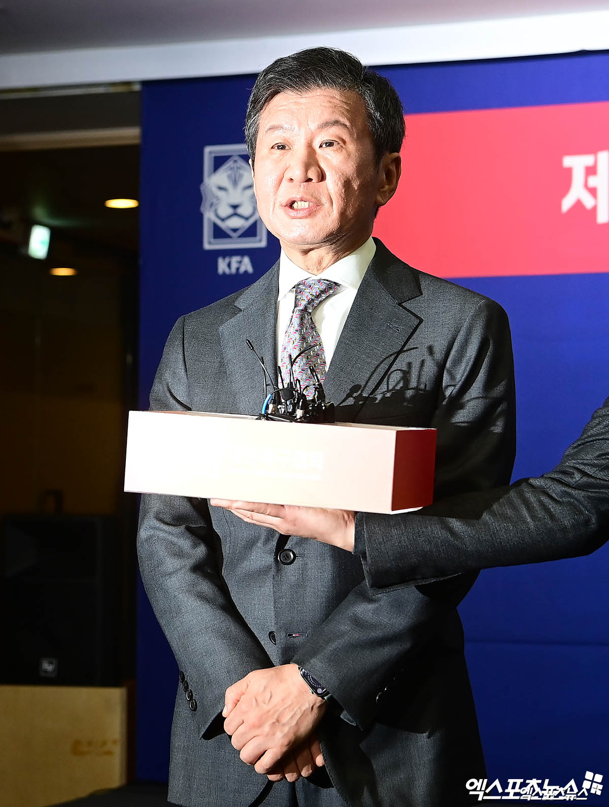 정몽규 후보가 대한축구협회장 4연임에 성공했다. 정 후보는 26일 서울 종로구 신문로 축구회관에서 열린 제55대 대한축구협회장 선거에서 총유효투표 182표 중 156표를 얻어 1차 투표에서 이겼다. 득표율이 85.7%에 달한다. 정 후보는 이로써 지난 2013년 경선으로 이뤄진 첫 선거에서 당선된 뒤 단독 후보로 출마했던 2017년과 2021년을 거쳐 이번 선거까지 대한축구협회장 4연임을 이루게 됐다. 신문로, 박지영 기자