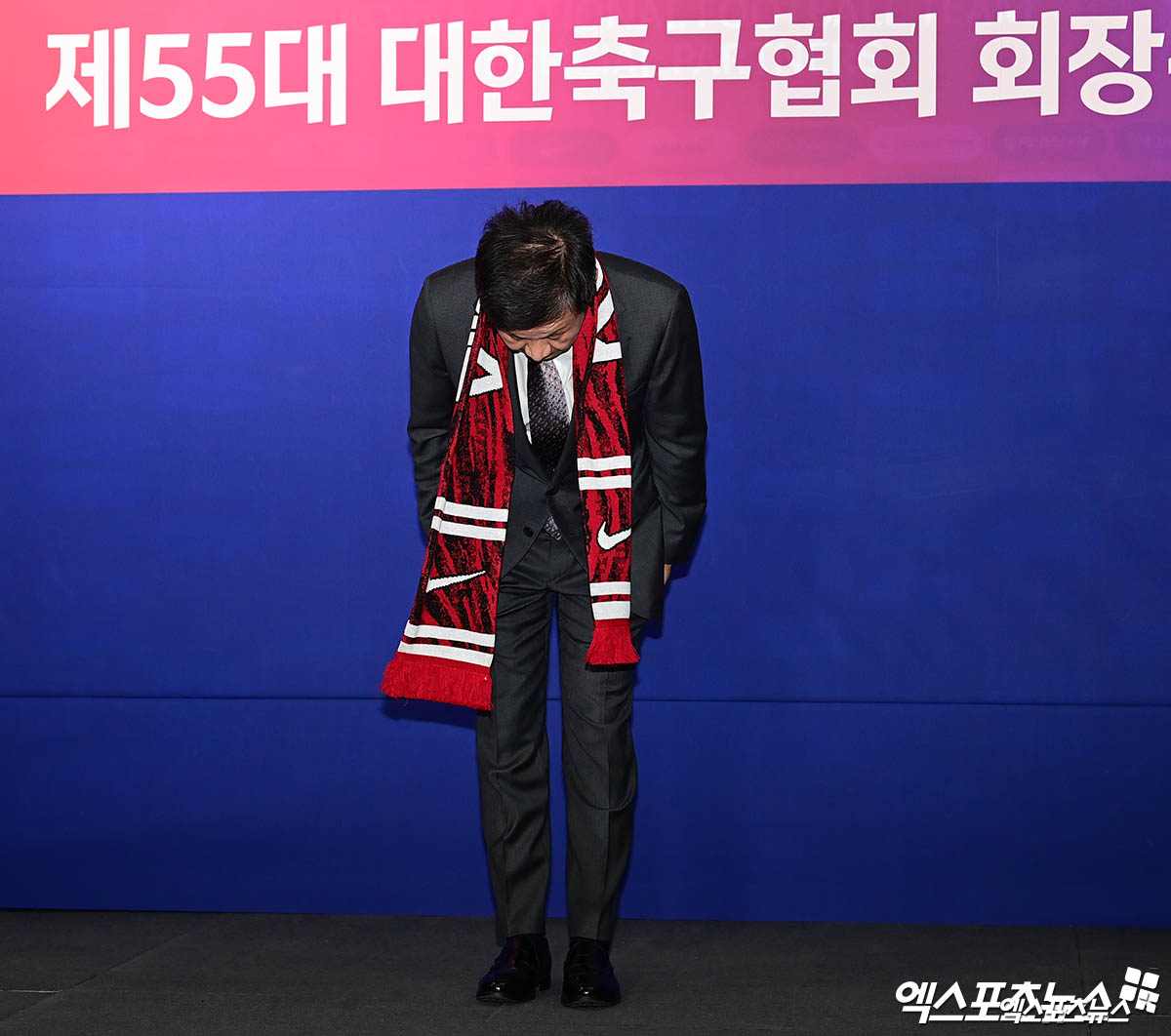 정몽규 후보가 대한축구협회장 4연임에 성공했다. 정 후보는 26일 서울 종로구 신문로 축구회관에서 열린 제55대 대한축구협회장 선거에서 총유효투표 182표 중 156표를 얻어 1차 투표에서 이겼다. 득표율이 85.7%에 달한다. 정 후보는 이로써 지난 2013년 경선으로 이뤄진 첫 선거에서 당선된 뒤 단독 후보로 출마했던 2017년과 2021년을 거쳐 이번 선거까지 대한축구협회장 4연임을 이루게 됐다. 신문로, 박지영 기자