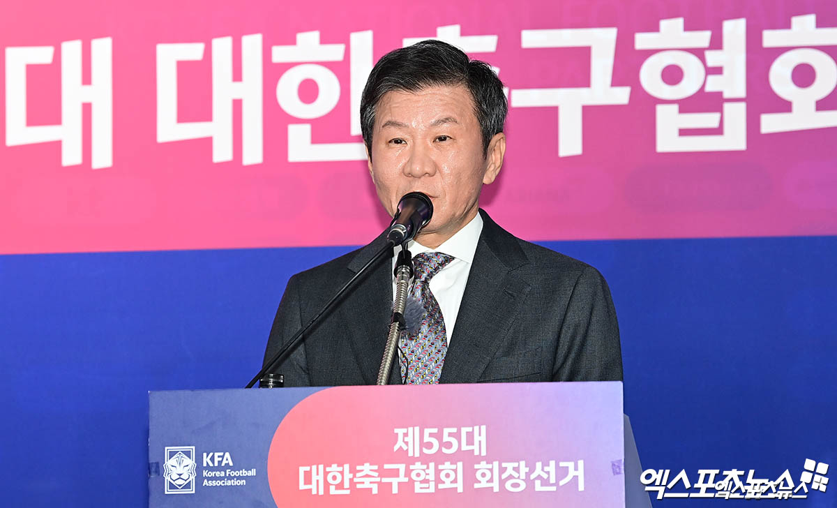 정몽규 후보가 대한축구협회장 4연임에 성공했다. 정 후보는 26일 서울 종로구 신문로 축구회관에서 열린 제55대 대한축구협회장 선거에서 총유효투표 182표 중 156표를 얻어 1차 투표에서 이겼다. 득표율이 85.7%에 달한다. 정 후보는 이로써 지난 2013년 경선으로 이뤄진 첫 선거에서 당선된 뒤 단독 후보로 출마했던 2017년과 2021년을 거쳐 이번 선거까지 대한축구협회장 4연임을 이루게 됐다. 신문로, 박지영 기자