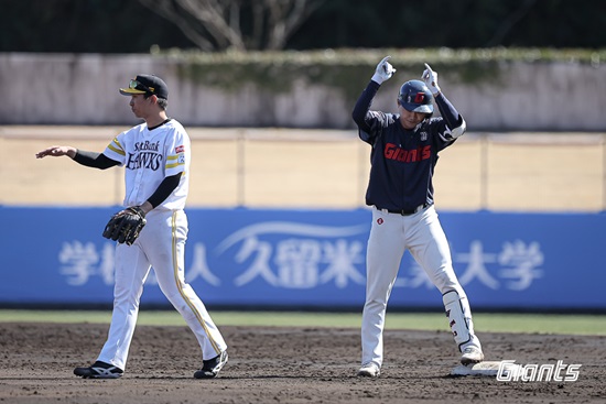 롯데 자이언츠 내야수 손호영이 지난 26일 일본 미야자키 아이비구장에서 열린 구춘대회 소프트뱅크전에 출전해 3안타 2타점 맹타를 휘둘러 팀 승리에 이바지했다. 롯데 자이언츠