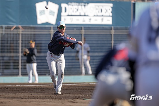 롯데 자이언츠 내야수 손호영이 지난 26일 일본 미야자키 아이비구장에서 열린 구춘대회 소프트뱅크전에 출전해 3안타 2타점 맹타를 휘둘러 팀 승리에 이바지했다. 롯데 자이언츠
