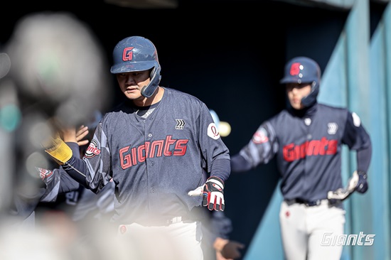 롯데 자이언츠 내야수 손호영이 지난 26일 일본 미야자키 아이비구장에서 열린 구춘대회 소프트뱅크전에 출전해 3안타 2타점 맹타를 휘둘러 팀 승리에 이바지했다. 롯데 자이언츠