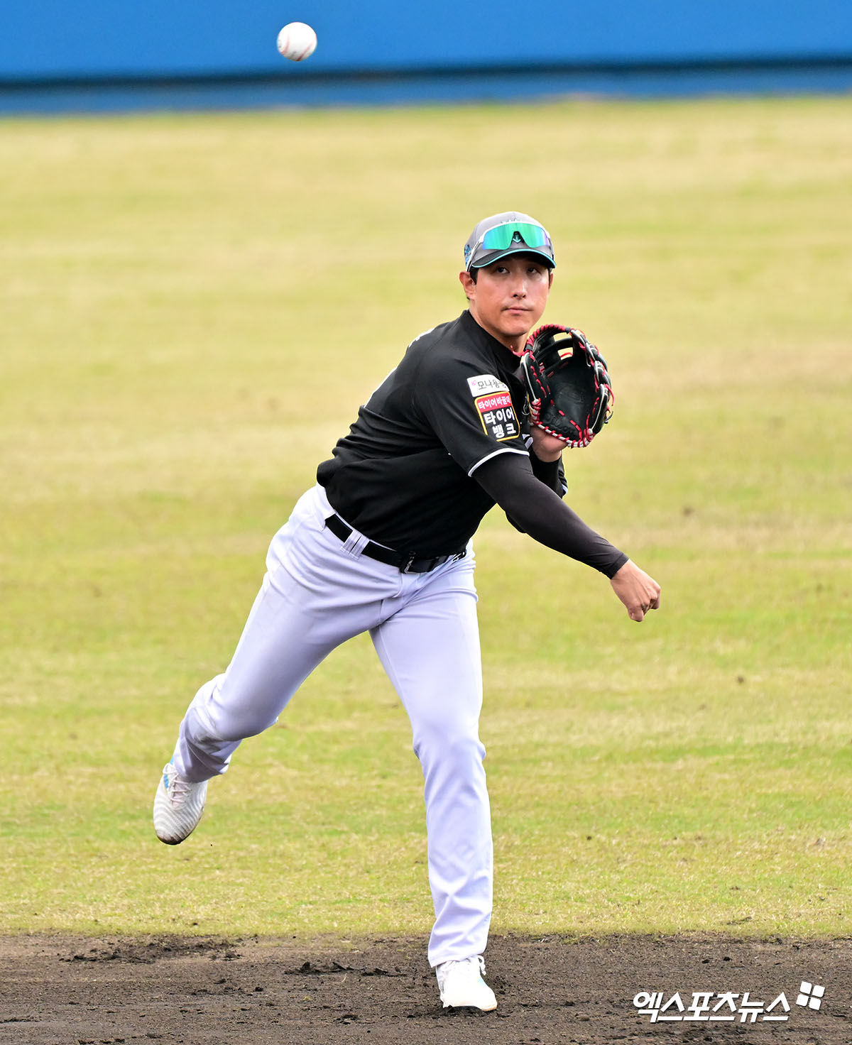 KT 위즈 황재균이 26일 일본 오키나와 고친다 구장에서 열린 한화 이글스와의 스프링캠프 연습경기에서 수비하고 있다. 일본 오키나와, 김한준 기자