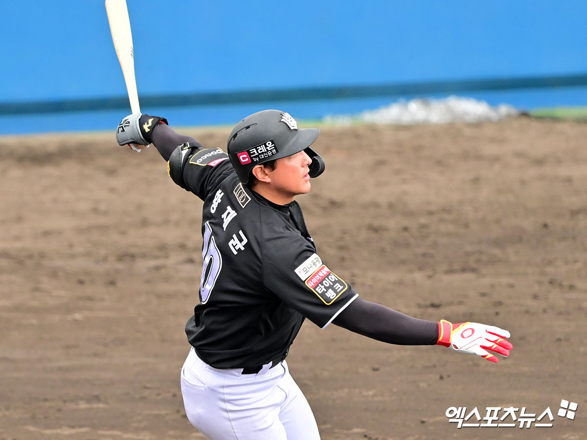 KT 위즈 황재균이 26일 일본 오키나와 고친다 구장에서 열린 한화 이글스와의 스프링캠프 연습경기에서 타격하고 있다. 일본 오키나와, 김한준 기자