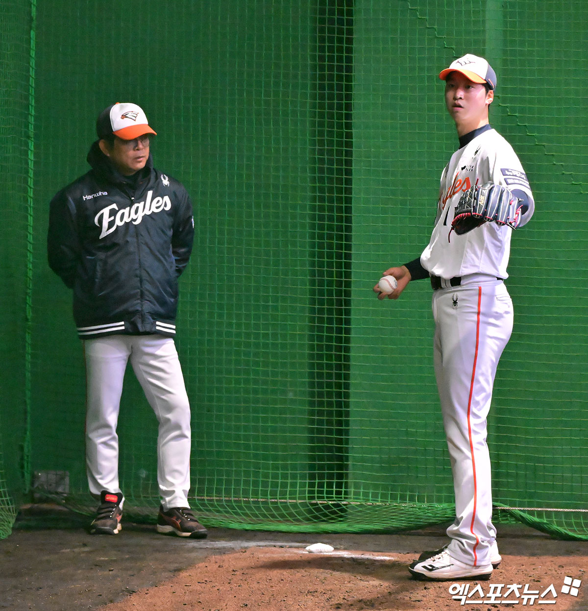 한화 이글스 엄상백이 지난 23일 일본 오키나와 스프링캠프에서 불펜 피칭에 임하고 있다. 일본 오키나와, 김한준 기자