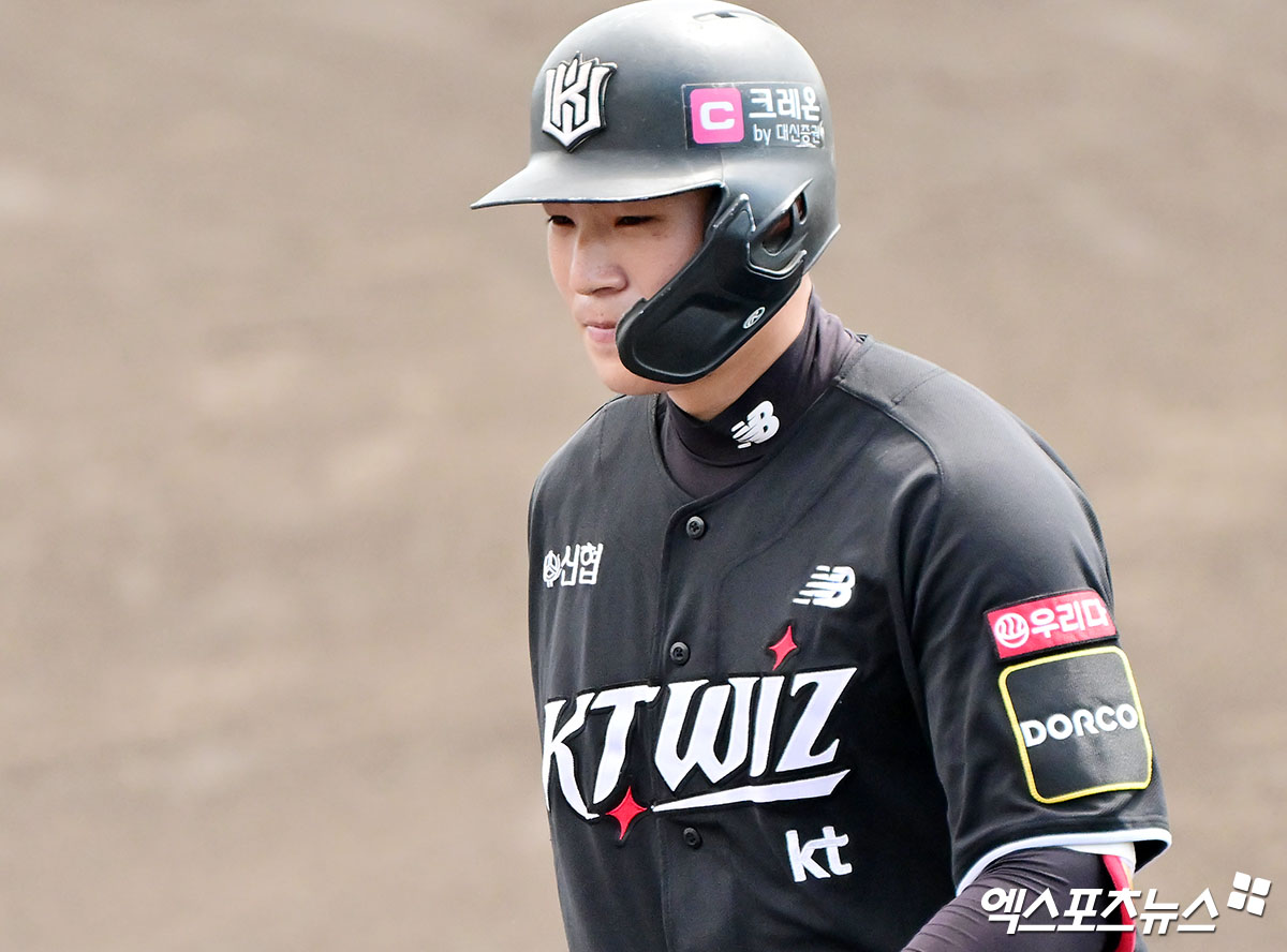 KT 위즈 포수 강현우가 26일 일본 오키나와 고친다 구장에서 열린 스프링캠프 연습경기 한화 이글스전에서 안타를 친 뒤 미소 짓고 있다. 일본 오키나와, 김한준 기자