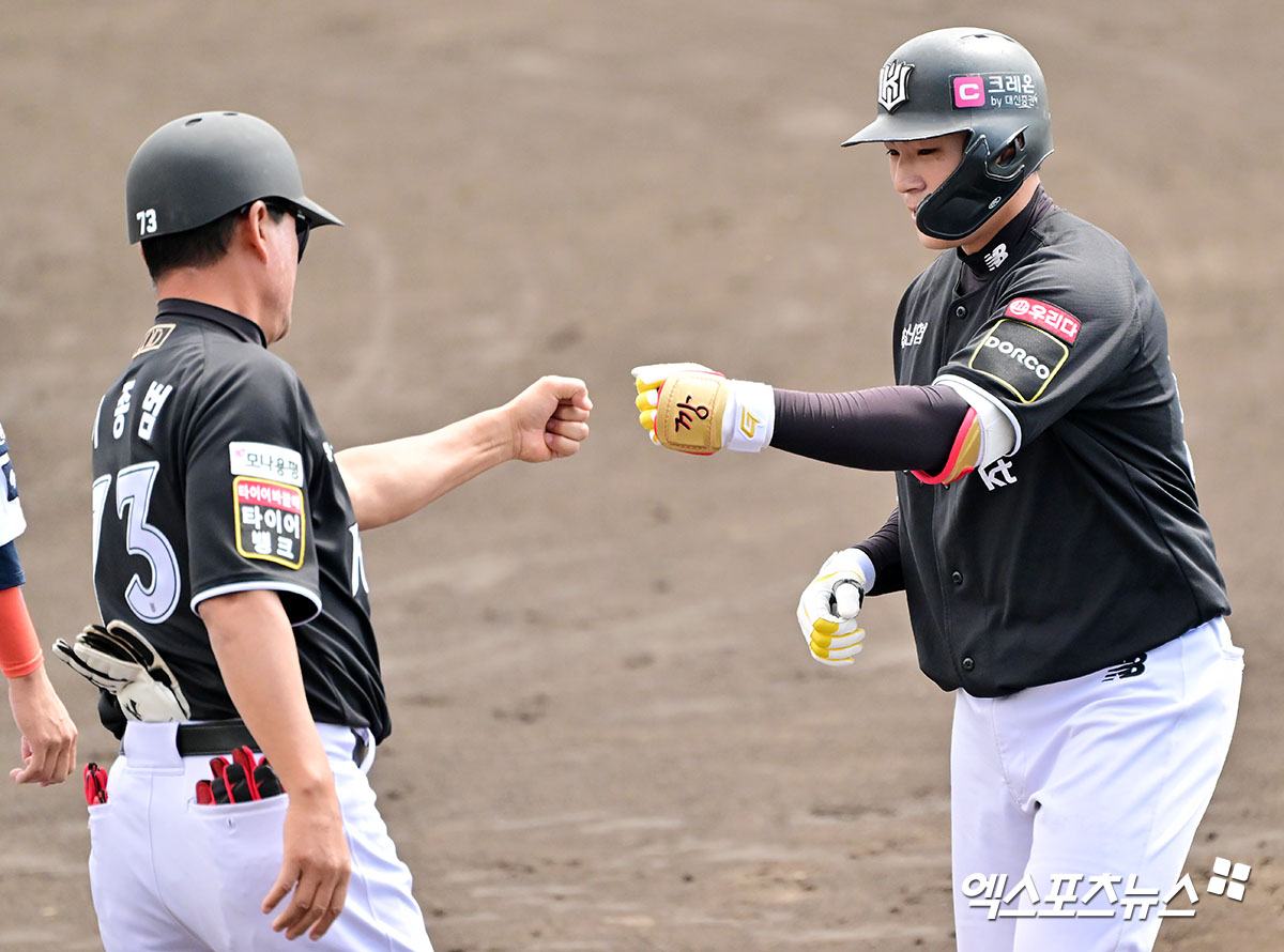 KT 위즈 포수 강현우가 26일 일본 오키나와 고친다 구장에서 열린 스프링캠프 연습경기 한화 이글스전에서 안타를 친 뒤 이종범 코치와 세리머니하고 있다. 일본 오키나와, 김한준 기자