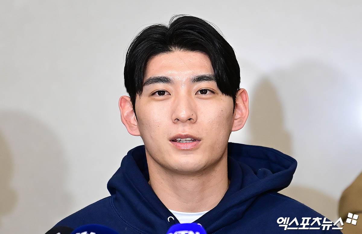 미국프로야구 메이저리그(MLB) 샌프란시스코 자이언츠 소속 이정후가 새 시즌을 준비하기 위해 13일 오후 인천국제공항을 통해 미국으로 출국했다. 이정후가 출국장에서 취재진과 인터뷰를 나누고 있다. 엑스포츠뉴스DB