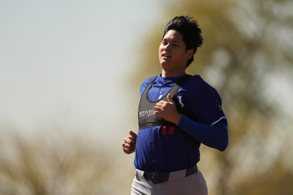 LA 다저스 내야수 오타니 쇼헤이가 27일 미국 애리조나주 글렌데일 캐멀백랜치에 위치한 다저스의 훈련장에서 라이브 배팅을 소화했다. 비거리 130m에 달하는 큼지막한 홈런을 터트리는 등 쾌조의 컨디션을 뽐냈다. 오타니는 3월 1일 친정팀 LA 에인절스와의 시범경기에서 첫 실전 점검에 나선다. AP 연합뉴스