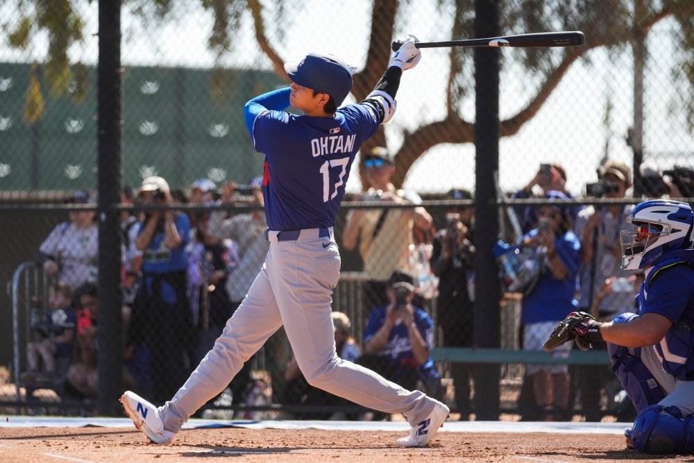 LA 다저스 내야수 오타니 쇼헤이가 27일 미국 애리조나주 글렌데일 캐멀백랜치에 위치한 다저스의 훈련장에서 라이브 배팅을 소화했다. 비거리 130m에 달하는 큼지막한 홈런을 터트리는 등 쾌조의 컨디션을 뽐냈다. 오타니는 3월 1일 친정팀 LA 에인절스와의 시범경기에서 첫 실전 점검에 나선다. AP 연합뉴스