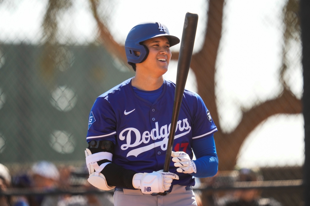 LA 다저스 내야수 오타니 쇼헤이가 27일 미국 애리조나주 글렌데일 캐멀백랜치에 위치한 다저스의 훈련장에서 라이브 배팅을 소화했다. 비거리 130m에 달하는 큼지막한 홈런을 터트리는 등 쾌조의 컨디션을 뽐냈다. 오타니는 3월 1일 친정팀 LA 에인절스와의 시범경기에서 첫 실전 점검에 나선다. AP 연합뉴스