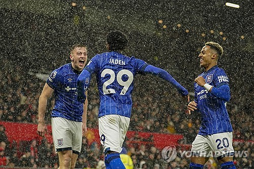 맨유가 27일(한국시간) 영국 맨체스터에 있는 올드 트래포드에서 열린 입스위치 타운과의 2024-2025시즌 프리미어리그 27라운드 맞대결에서 3-2로 승리했다. 맨유는 앞선 3경기에서 무승(1무 2패)으로 부진했지만 다시 4경기 만에 승리를 가져왔다. 비록 강등권 팀 상대 승리지만 맨유는 분위기 반전에 성공했다. 연합뉴스