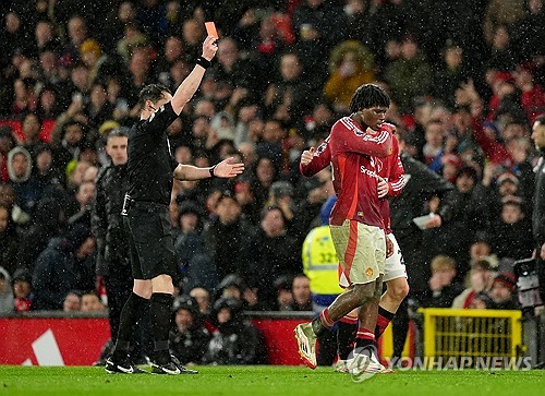 맨유가 27일(한국시간) 영국 맨체스터에 있는 올드 트래포드에서 열린 입스위치 타운과의 2024-2025시즌 프리미어리그 27라운드 맞대결에서 3-2로 승리했다. 맨유는 앞선 3경기에서 무승(1무 2패)으로 부진했지만 다시 4경기 만에 승리를 가져왔다. 비록 강등권 팀 상대 승리지만 맨유는 분위기 반전에 성공했다. 연합뉴스