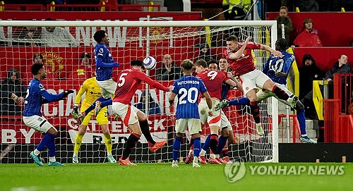 맨유가 27일(한국시간) 영국 맨체스터에 있는 올드 트래포드에서 열린 입스위치 타운과의 2024-2025시즌 프리미어리그 27라운드 맞대결에서 3-2로 승리했다. 맨유는 앞선 3경기에서 무승(1무 2패)으로 부진했지만 다시 4경기 만에 승리를 가져왔다. 비록 강등권 팀 상대 승리지만 맨유는 분위기 반전에 성공했다. 연합뉴스