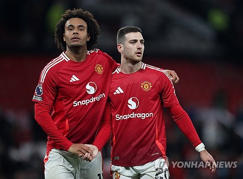 맨유가 27일(한국시간) 영국 맨체스터에 있는 올드 트래포드에서 열린 입스위치 타운과의 2024-2025시즌 프리미어리그 27라운드 맞대결에서 3-2로 승리했다. 맨유는 앞선 3경기에서 무승(1무 2패)으로 부진했지만 다시 4경기 만에 승리를 가져왔다. 비록 강등권 팀 상대 승리지만 맨유는 분위기 반전에 성공했다. 연합뉴스