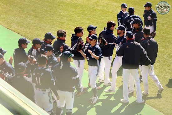 두산 베어스가 27일 일본 미야자키 아이비구장에서 구춘대회 소프트뱅크 호크스전을 치른다. 두산 베어스