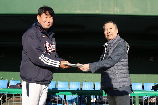 두산 베어스가 27일 일본 미야자키 아이비구장에서 구춘대회 소프트뱅크 호크스전을 치른다. 두산 베어스