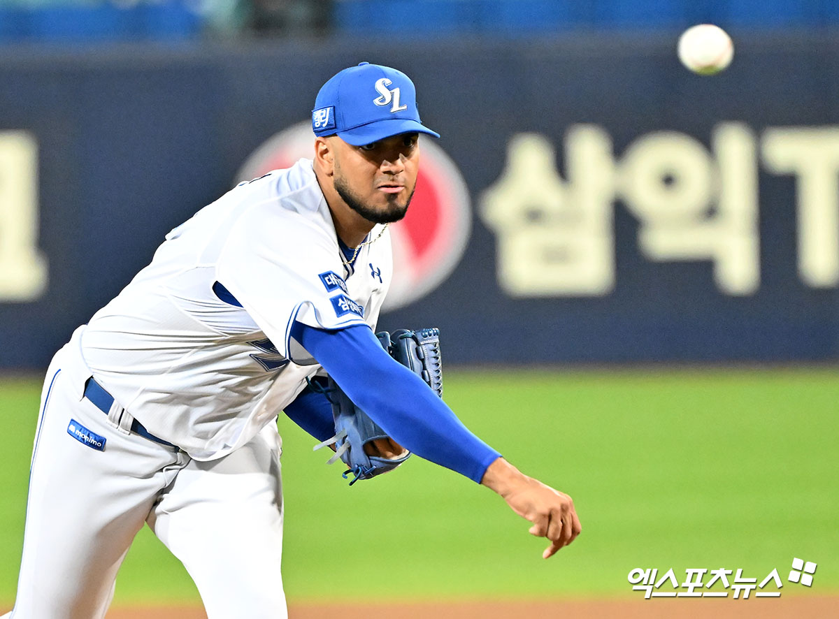 삼성 라이온즈 데니 레예스가 지난해 포스트시즌 경기에 선발 등판해 투구하고 있다. 엑스포츠뉴스 DB