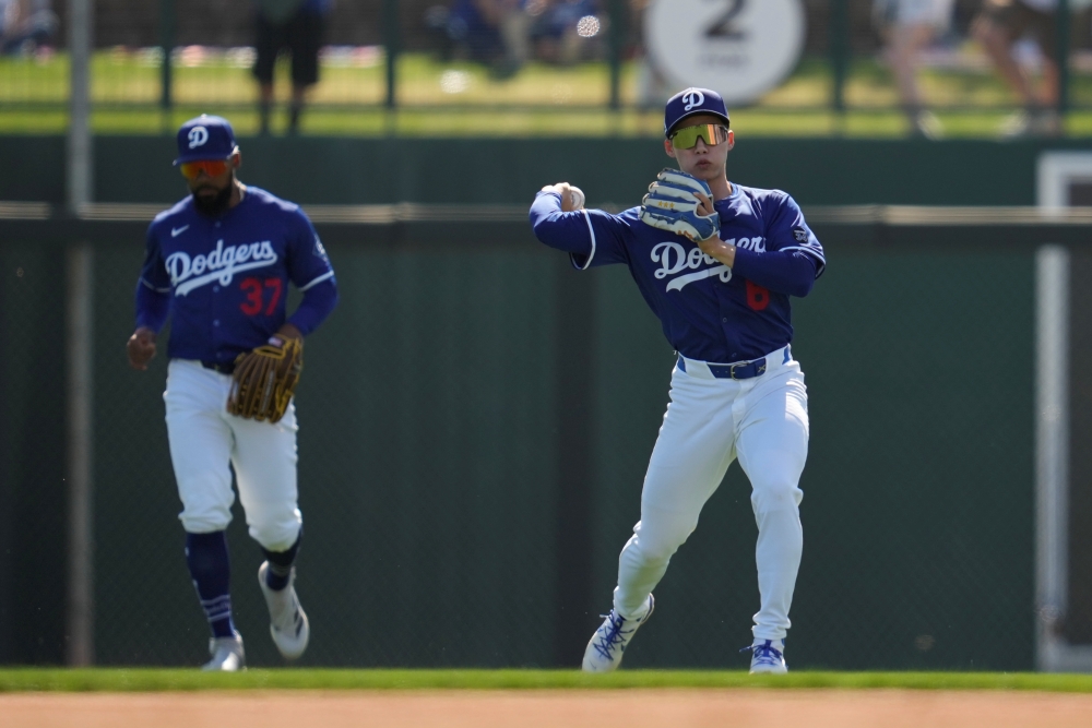 LA 다저스 김혜성의 시범경기 부진이 길어지는 가운데, 데이브 로버츠 다저스 감독이 당장 결정을 내릴 필요는 없다고 말하면서도 김혜성의 타격 능력을 지적했다. 미국 현지에서는 이러한 분위기가 계속 이어진다면 김혜성이 마이너리그에서 시즌을 시작할 것이라는 전망이 나오고 있다. AP 연합뉴스