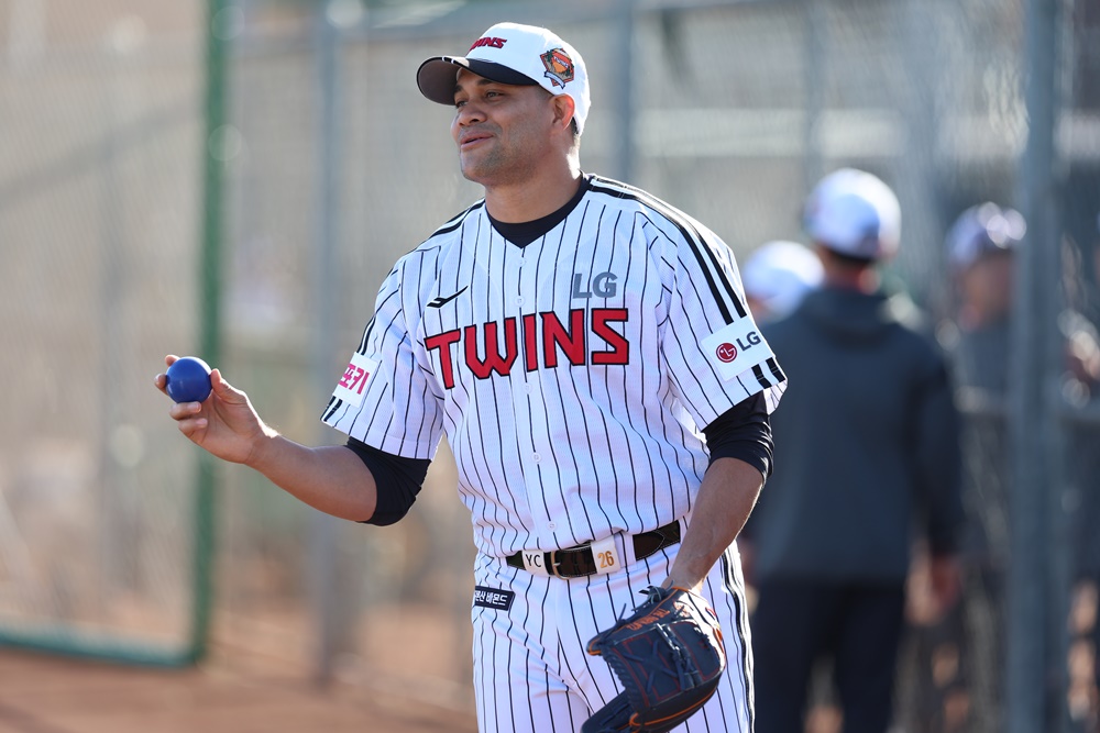 LG 투수 치리노스는 27일 KIA와 연습경기에서 첫 실전 등판한다. 다가올 2025시즌 1선발로서 많은 기대를 받고 있다. LG 트윈스